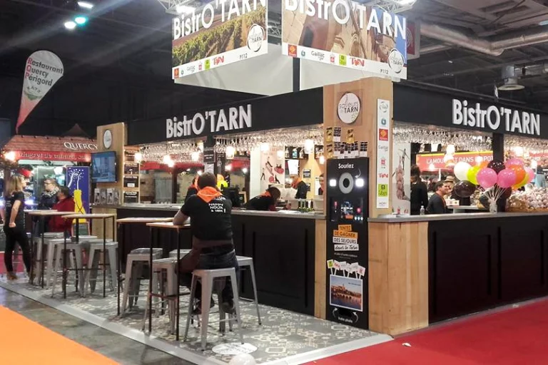 Animation photo sur salon professionnel en France avec photobooth personnalisé installé sur un stand.