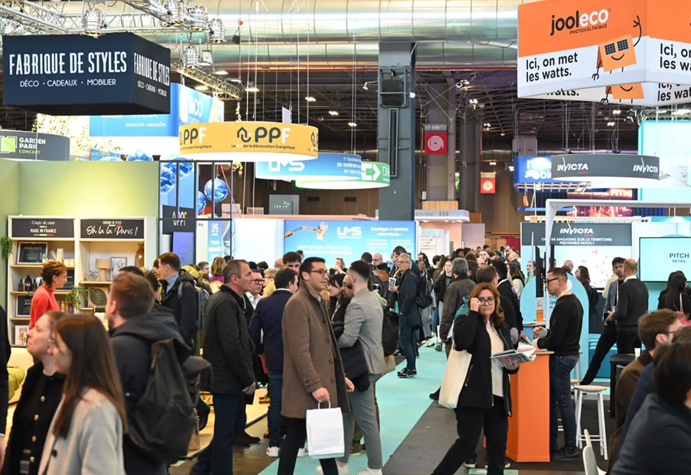 Animation photo corporate sur stand pour attirer et engager les visiteurs lors d’un salon professionnel.