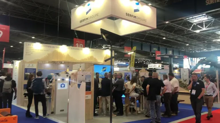 Photobooth attractif sur salon professionnel captant l’attention des visiteurs.