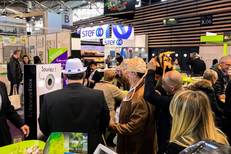 Photobooth attractif sur un stand lors d’un salon professionnel en Suisse pour attirer les visiteurs.