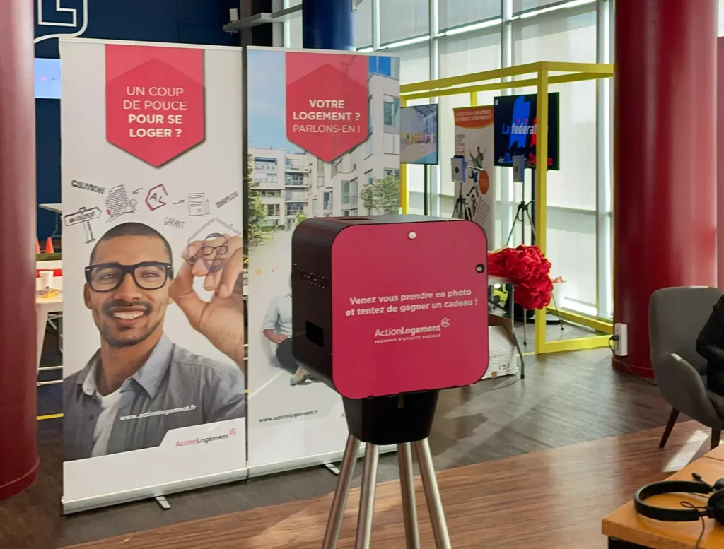 Installation d’une borne photo sur un stand lors d’un salon professionnel.