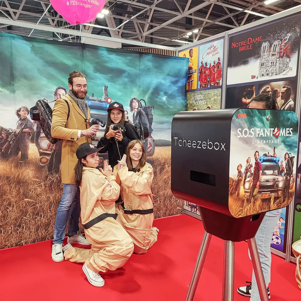 Photobooth interactif Tcheezebox sur un stand marketing pour collecter des leads lors d’un salon professionnel.