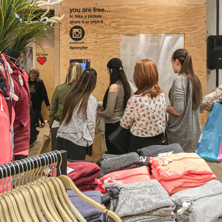 Photobooth installé dans un magasin de mode Jennyfer permettant aux clients de prendre des photos, les partager sur les réseaux sociaux ou les imprimer lors d’une animation retail.