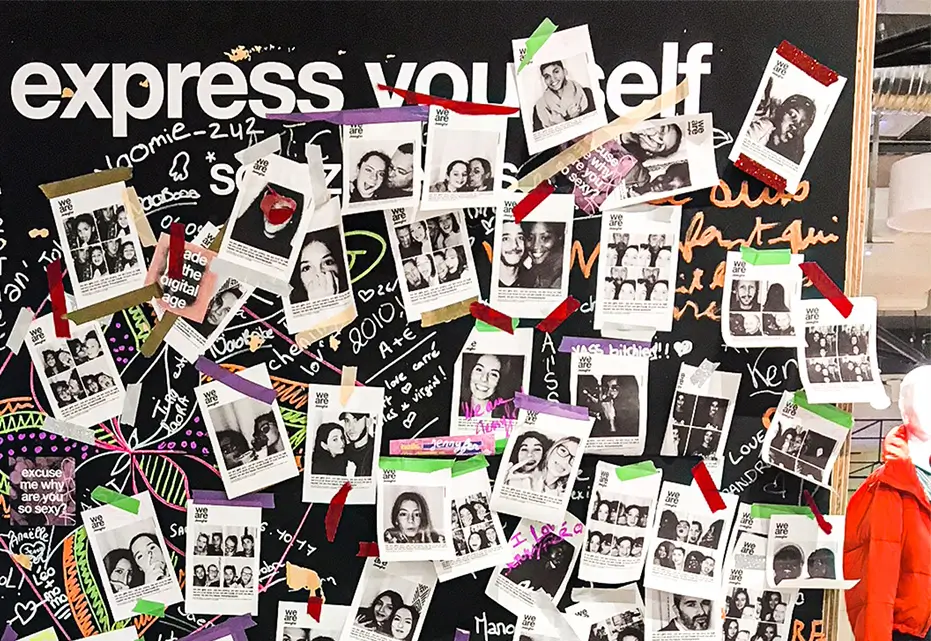 Mur d’expression avec photos photobooth des clients lors d’une activation marketing en magasin.